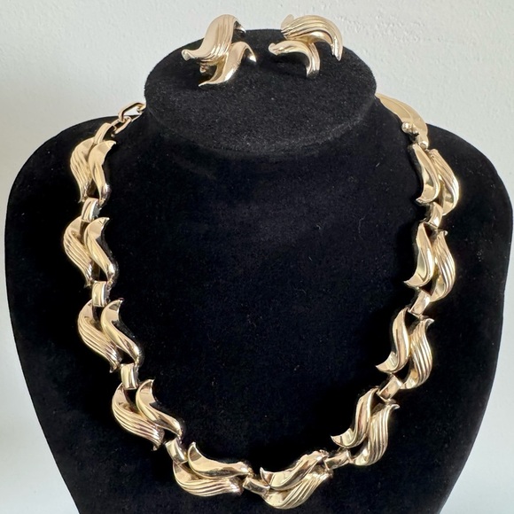 1950s Signed Coro Set (Gold Tone Necklace + Clip on Earrings) Bib Choker Collar - Picture 4 of 13